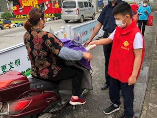 【凌霄好少年】小小志愿者  滿滿正能量