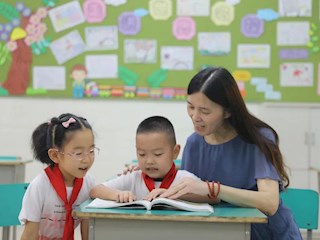 爭做“四有”好教師，當(dāng)好學(xué)生引路人