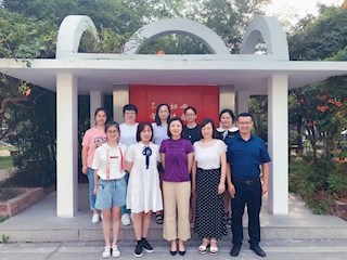 三尺講臺，孕育桃李芬芳；一支粉筆，書寫春秋美好 