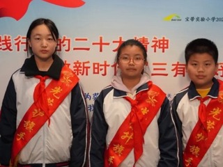 01【凌霄新聞臺(tái)】向國(guó)旗敬禮——寶帶實(shí)小2023-2024學(xué)年第二學(xué)期第八周升旗儀式