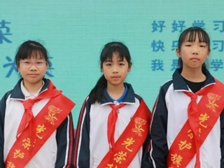 【凌霄新聞臺(tái)】向國(guó)旗敬禮——寶帶實(shí)小2023-2024學(xué)年第二學(xué)期第十一周升旗儀式