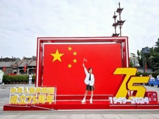 【凌霄新聞臺(tái)】領(lǐng)巾閃耀中國(guó)紅